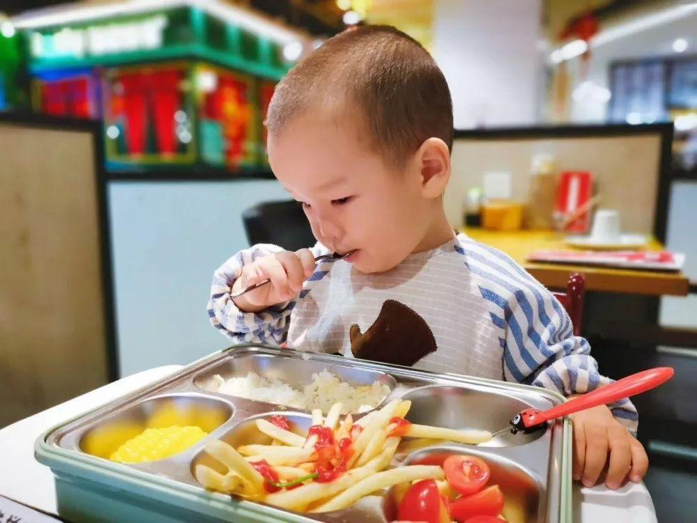 八个月的宝宝正处于辅食添加的敏感期，合理的辅食不仅能满足宝宝日益增长的营养需求，还能促进宝宝的味觉和消化系统发展。以下是针对八个月的宝宝推荐的一些辅食。